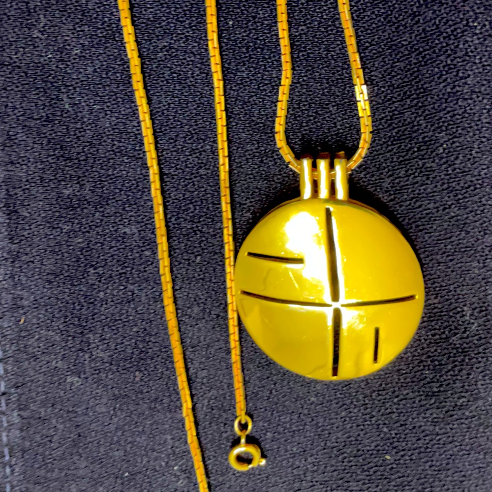 Beautiful Golden tone necklace with attached disk
